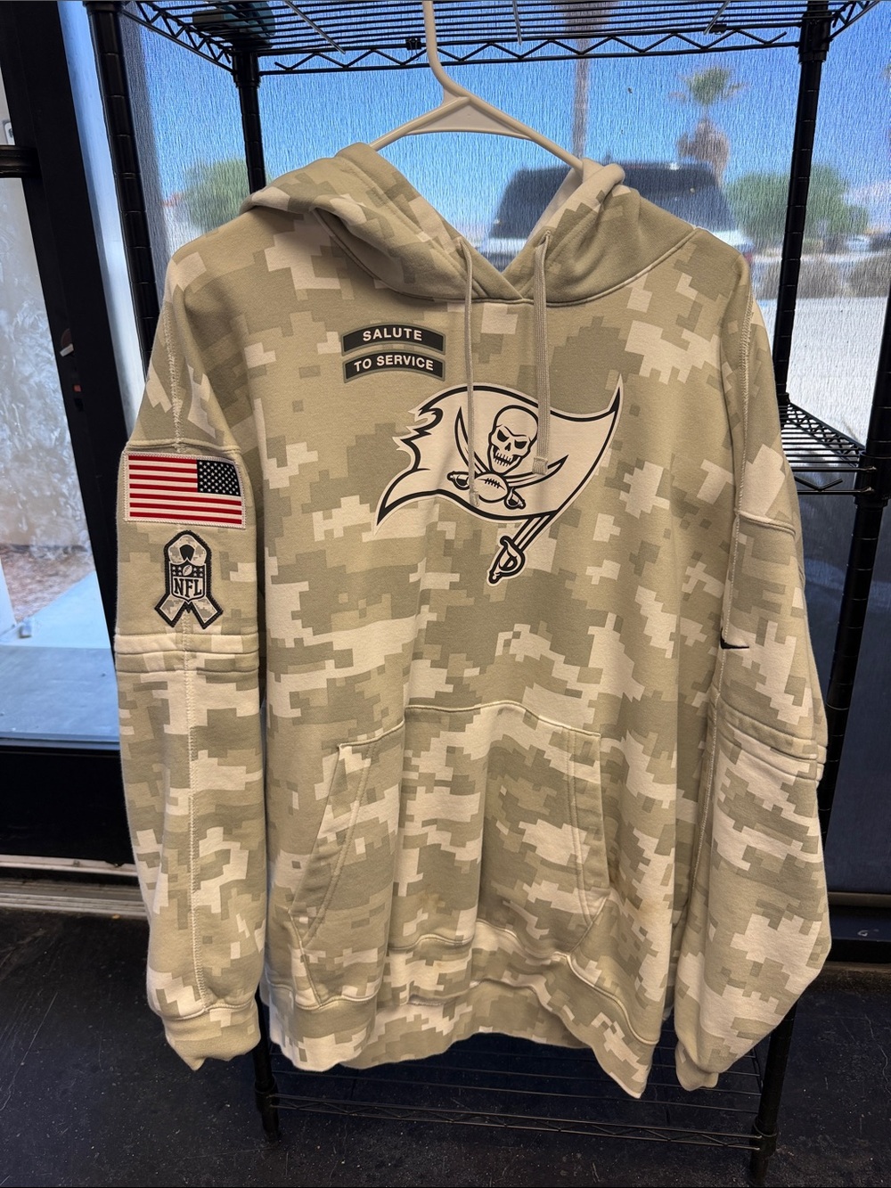 Nike Tampa Bay Buccaneers Salute to Service Camo Hoodie - Tan & White